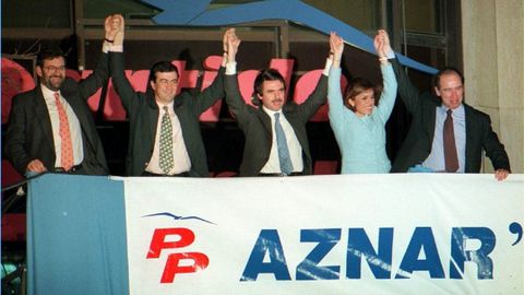 MARZO 1996. Rajoy, Cascos, Aznar, Botella y Rato celebran la victoria histórica en las elecciones generales, en las que el PP sumó 156 diputados, 15 más que el PSOE