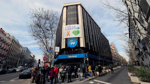 FEBRERO 2021. Periodistas y reporteros gráficos ante la sede del Partido Popular el día en el que se anuncia que los populares abandonarán esta sede para romper con el pasado
