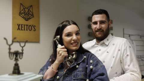 Lucía Sequeiros y Guille Blanco son la pareja que ha creado la tienda ourensana Xeitos