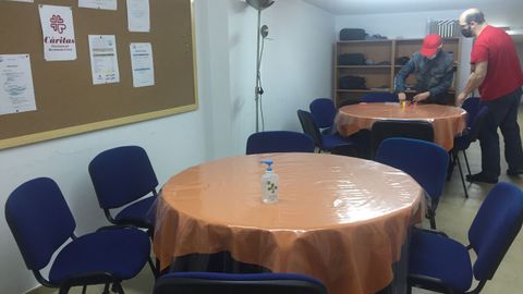 Espacio para el ocio o la merienda en los locales parroquiales de Foz