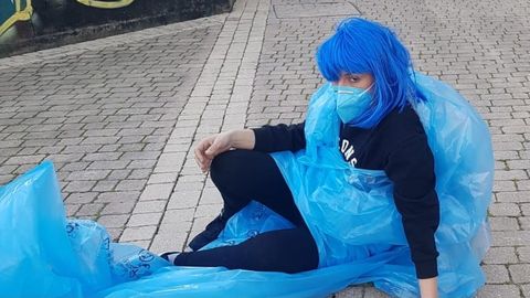Sandra se disfrazó cada día de una cosa diferente. En la imagen cantó e interpretó «Como una ola»