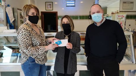 Nuria Fente, secretaria da asociación de comerciantes de Taboada, na entrega dun dos premios repartidos por comercios locais nos últimos meses