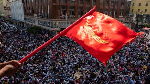Decenas de miles de personas bloquearon este miércoles el centro de Rangún