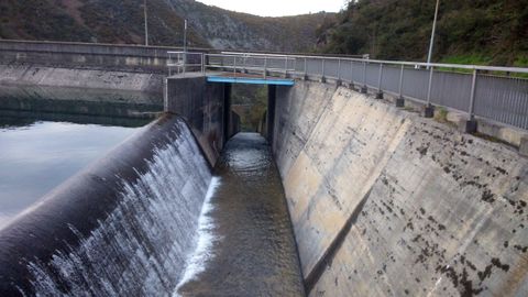 Desage de la presa del embalse de Alfilorios, en el concejo de Morcn. Es la principal reserva de agua de abastecimiento a Oviedo