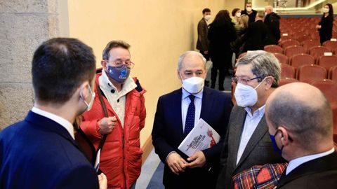 Los presidentes de la CEL, Federación de Comercio y Hostelería de Lugo acompañando al presidente de la Diputación