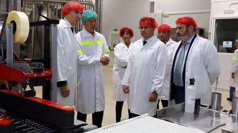Los conselleiros de Economía (a la izquierda) y Medio Rural (en el centro) en una visita a la fábrica