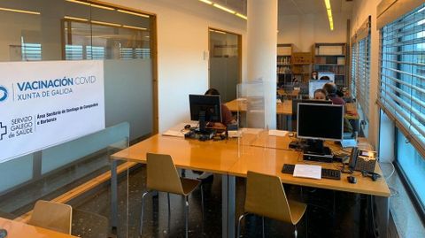 Personal administrativo del Sergas, en la foto, citó ayer por teléfono a mayores de 80 años para empezar a vacunarse hoy
