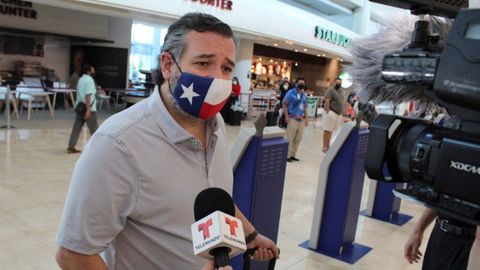 TEd Cruz, en el aeropuerto de Cancn antes de coger su vuelo de regreso a Texas