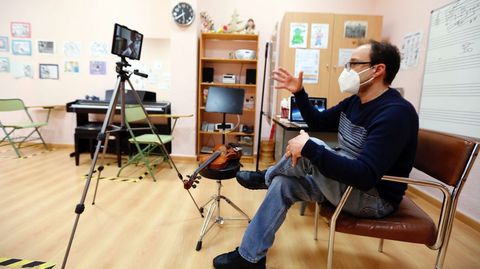 Imagen de archivo de un profesor de cuerda en el conservatorio de Arousa, Jorge Ortal, dando clases telemáticas