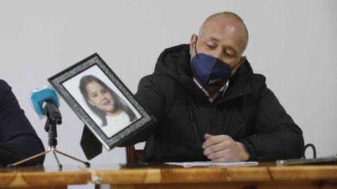 José Manuel Leal, sujetando una foto de hija Desirée, visiblemente emocionado