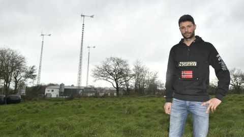José en su explotación de vacas y cerdos en Rodeiro