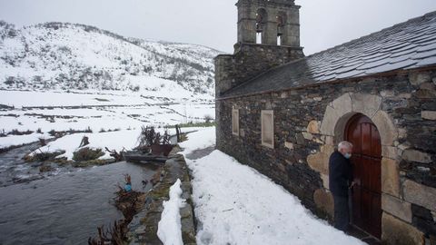 Don Jesús abre a igrexa de Balouta en pleno temporal de neve