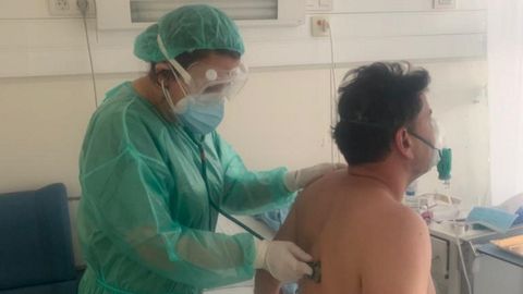 Cristina Barbagelata, internista del Chuac, auscultando a un paciente