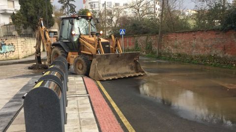 La maquinaria tuvo que levantar la calzada para localizar la rotura