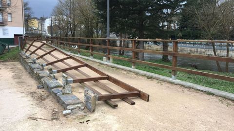 Una de las barandillas que bordea el paseo del río en Sarria cayó por el viento