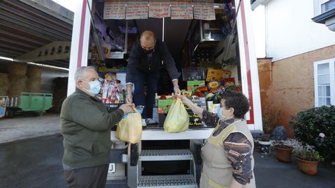 Becerra lleva 40 años ofreciendo este servicio por Tordoia, Outes y Oroso