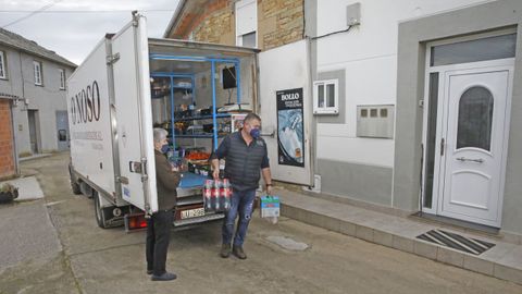 Villalbesa de Alimentación lleva rotulados sus camiones como O Noso. El nombre se lo pusieron sus propios clientes