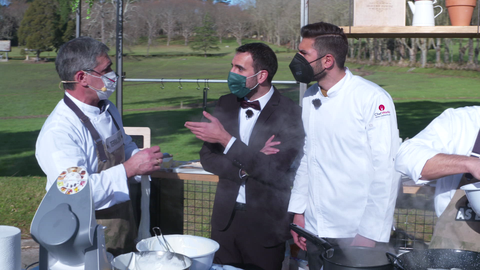 O finalista de 'Master Chef' 8, Iván Mariñas, participou activamente aconsellando aos cociñeiros durante a batalla