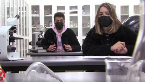 Rafa y Alba, dos alumnos del IES Blanco Amor de Ourense, recorren las instalaciones del centro, de los jardines a los laboratorios, para explicar a los internautas las ventajas de estudiar ahí