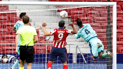 Róber trata de evitar el remate de Suárez en el encuentro entre el Atlético y el Levante