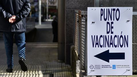 Punto de vacunación contra el covid en el centro de salud del Ventorrillo, en A Coruña