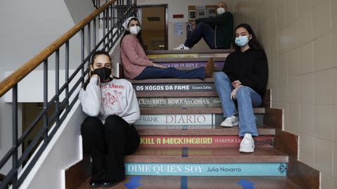 De arriba abajo, el profesor Carlos Pérez y las alumnas Paula Baliño, Inés Reverter y Alexia Moreiras