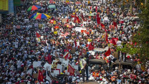 Multitudinaria protesta en la calles de Rangún