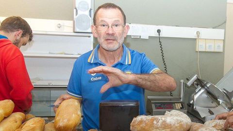 Eliseo ayuda con el reparto de la comida en una de las marchas Costa da Morte organizadas por su propio club