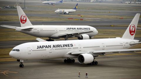 Los aviones Boeing 777 de Japan Airlines, en una pista del aeropuerto de Haneda en Tokio