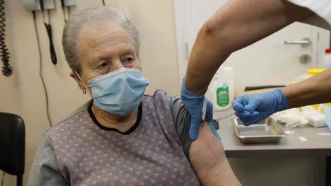 Vacunación de mayores de 80 años en el centro de salud de Viveiro