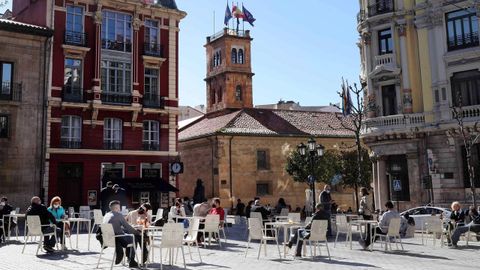 Personas en una terraza en la Plaza Porlier de Oviedo