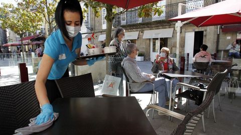 Terrazas en la zona peatonal de Monforte antes del último cierre decretado por la Xunta
