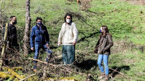 Inés Santé (primera por la derecha) conoció el centro que creará la asociación impulsada por Laxe (segundo por la derecha)