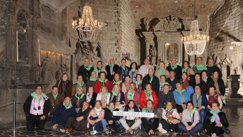 Fotografía de una excursión de un grupo de gallegos en la iglesia construida en las minas de sal de Wieliczka
