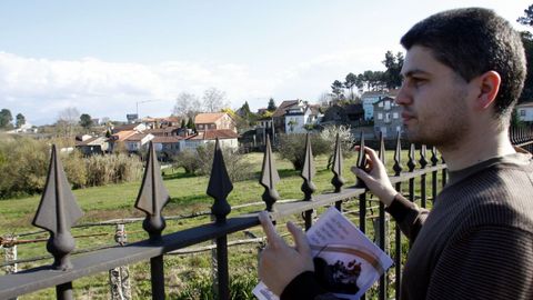 David González, ante la casa de un familiar Carmen Martin Gaite en Piñor Barbadas