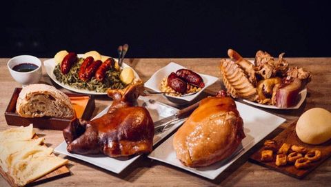El restaurante Cabanas, uno de los templos del cocido lalinés sugiere acompañarlo con vinos espumosos incluso con champán.