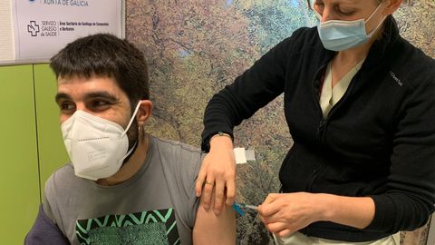 Para aprovechar la vacuna de AstraZeneca, no recomendada para mayores de 65, el Sergas comenzó a vacunar el pasado 23 de enero a los profesores. En la imagen, una sanitaria del Hospital Clínico de Santiago inyecta la primera dosis a un docente