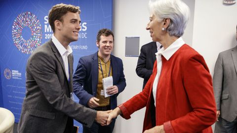 Christine Lagarde, actual directora del Banco Central Europeo y exdirectorada del FMI, saluda a lex Segura 