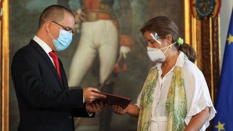 El ministro de Exteriores venezolano entregó el miércoles la carta con la que declara persona non grata a la embajadora de la UE