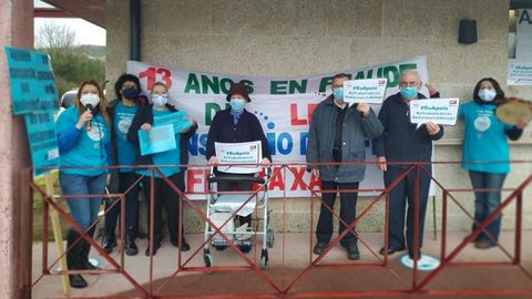 Personal y usuarios de un centro de mayores del Consorcio en Vilar de Santos durante el paro de tres horas del jueves reclamando estabilización laboral