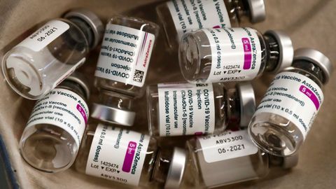 La vacuna de AstraZeneca y la Universidad de Oxford fue la tercera en llegar a España, y la más controvertida. No se basa en el ARN mensajero, como las otras dos, y los estudios no demuestran su efectividad en personas mayores de 65 años, por lo que países como España decidieron dedicarla a otros colectivos.