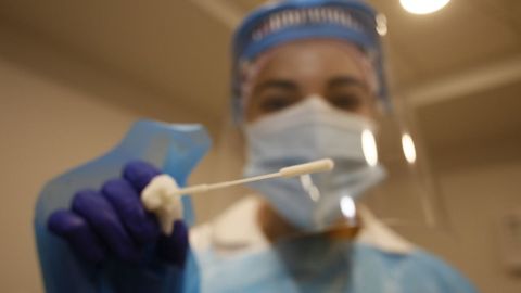 La segunda ola de coronavirus que llegó tras el verano a España, casi triplicó el número de contagios de la primera