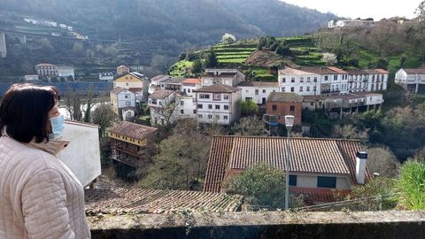 Una vecina del barrio de A Granxa ?en el municipio de Carballedo, con nivel 3 de restricción? observa el de Casdavil, que pertenece a A Peroxa ?con nivel 1? y está sometido a un cierre perimetral