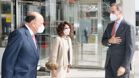 El rey Felipe VI recibe el saludo del presidente de la Cmara de Comercio de Espaa, Jos Luis Bonet, en presencia de la ministra de Hacienda, Mara Jess Montero