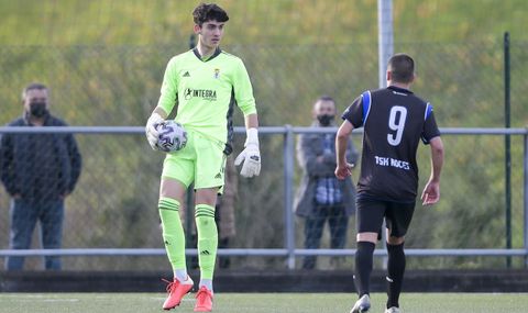 Diego Llamazares, durante el Roces - Real Oviedo de División de Honor