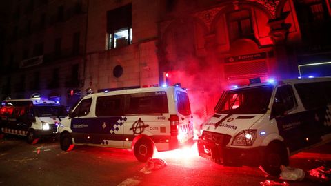 Fuego en un furgn de la Guardia Urbana, en los disturbios del sbado por la noche en Barcelona
