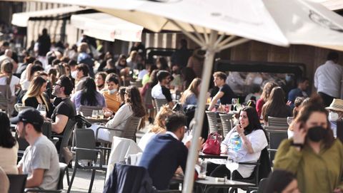 Terrazas llenas en el centro de A Coruña en el primer sábado de la desescalada tras la tercera ola de la pandemia