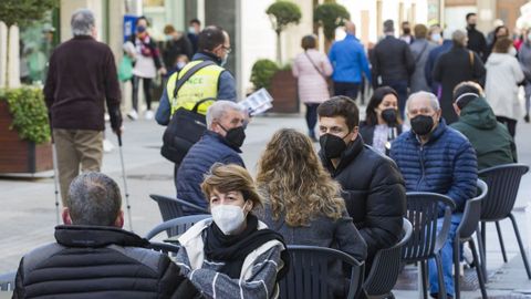 Las calles y las terrazas de Carballo y otras localidades se llenaron durante la jornada de ayer