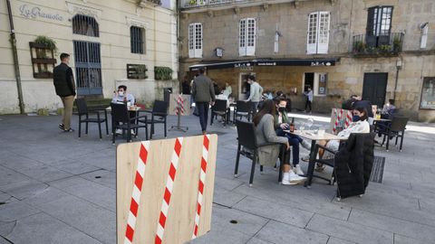 Las terrazas de los bares pueden abrir al 50 % de su aforo en los concellos del área sanitaria. En la imagen, la plaza de Méndez Núñez, en la ciudad de Pontevedra