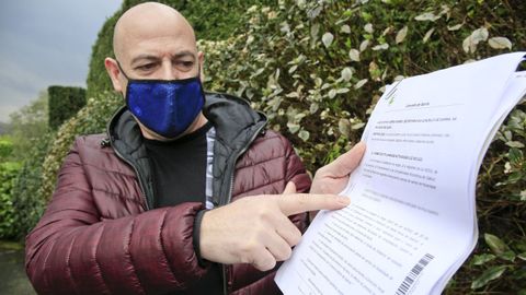 José Rey muestra la licencia de su establecimiento, concedida por el Concello de Sarria